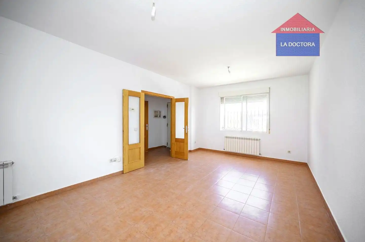 Sala d'estar de Casa adosada en venda en Camarena amb Calefacció, Jardí privat i Terrassa
