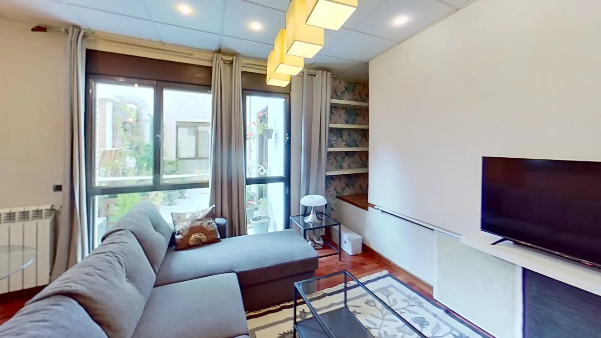 Sala d'estar de Pis de lloguer en Gijón  amb Calefacció, Parquet i Moblat