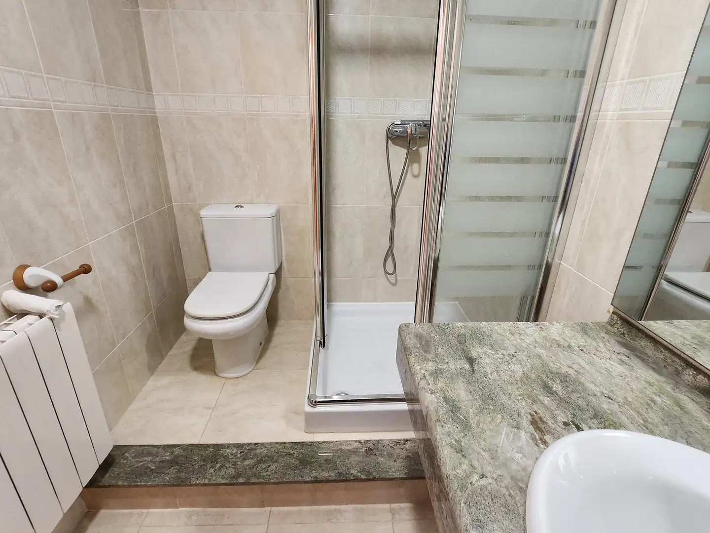 Baño de Casa adosada en venta en Roda de Berà con Aire acondicionado, Calefacción y Terraza