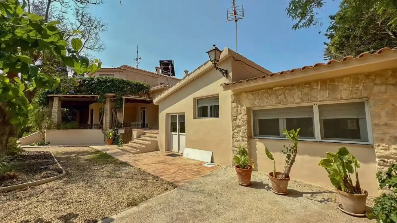 Vista exterior de Casa o xalet en venda en Alicante / Alacant amb Aire condicionat, Calefacció i Jardí privat