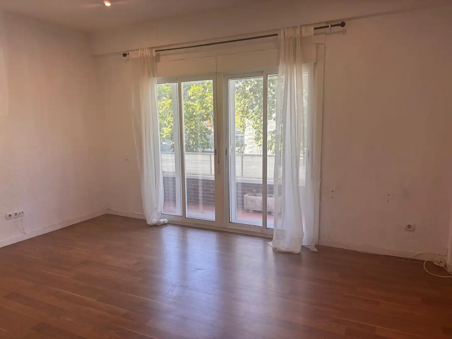 Schlafzimmer von Wohnung zur Miete in Madrid mit Heizung, Parkett und Terrasse