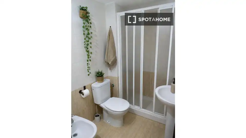 Bathroom of Flat for share in Benidorm  with Air Conditioner, Heating and Furnished