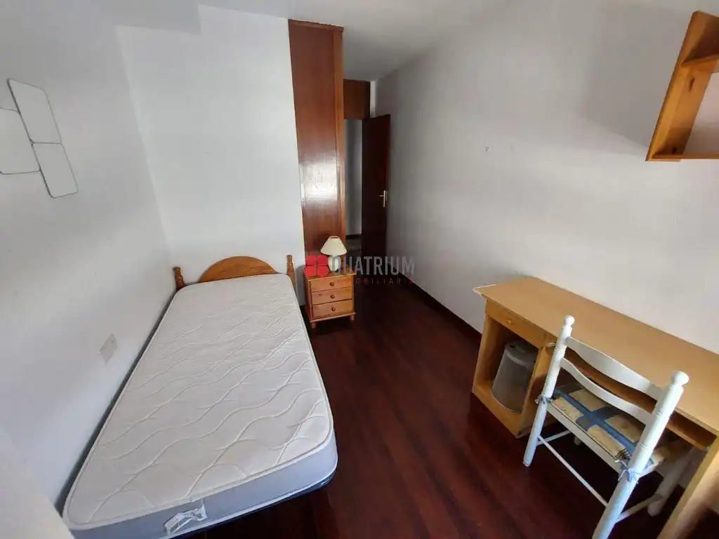 Dormitori de Pis de lloguer en Santiago de Compostela  amb Calefacció, Parquet i Moblat