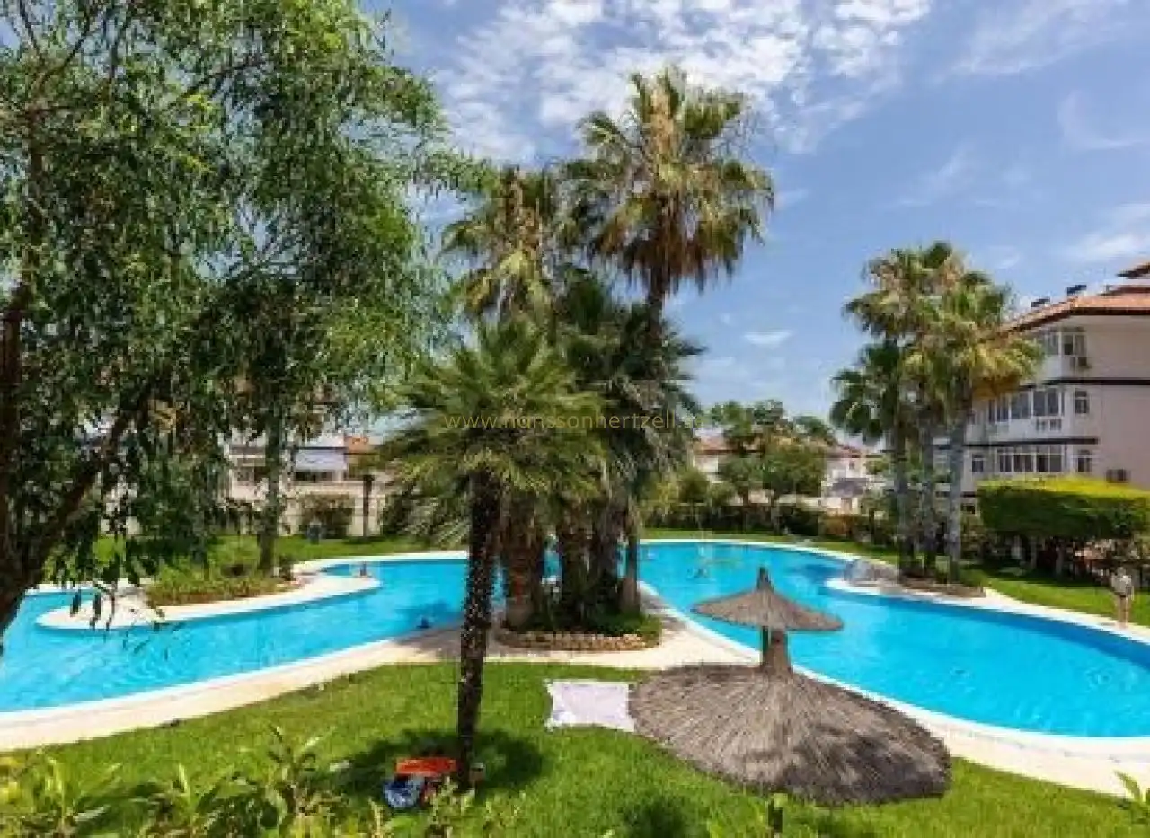 Piscina de Casa adosada en venta en Murcia