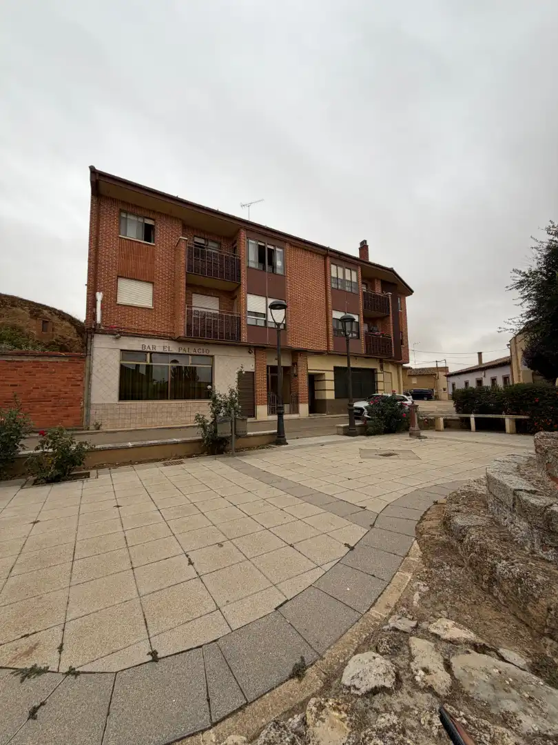 Vista exterior de Piso en venta en Bolaños de Campos con Calefacción, Terraza y Trastero