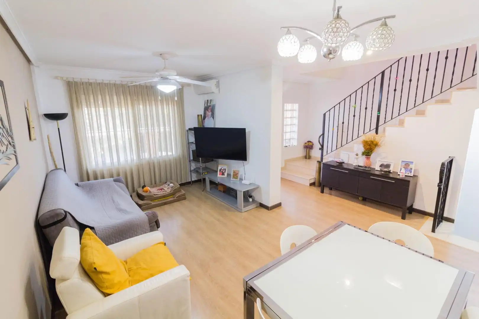 Sala d'estar de Casa adosada en venda en Orihuela amb Aire condicionat, Terrassa i Traster