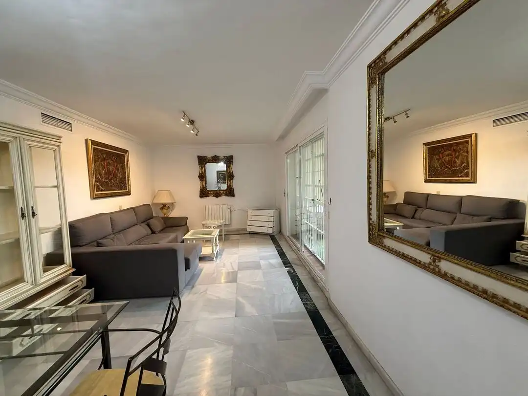 Sala d'estar de Pis de lloguer en Marbella amb Aire condicionat, Calefacció i Jardí privat