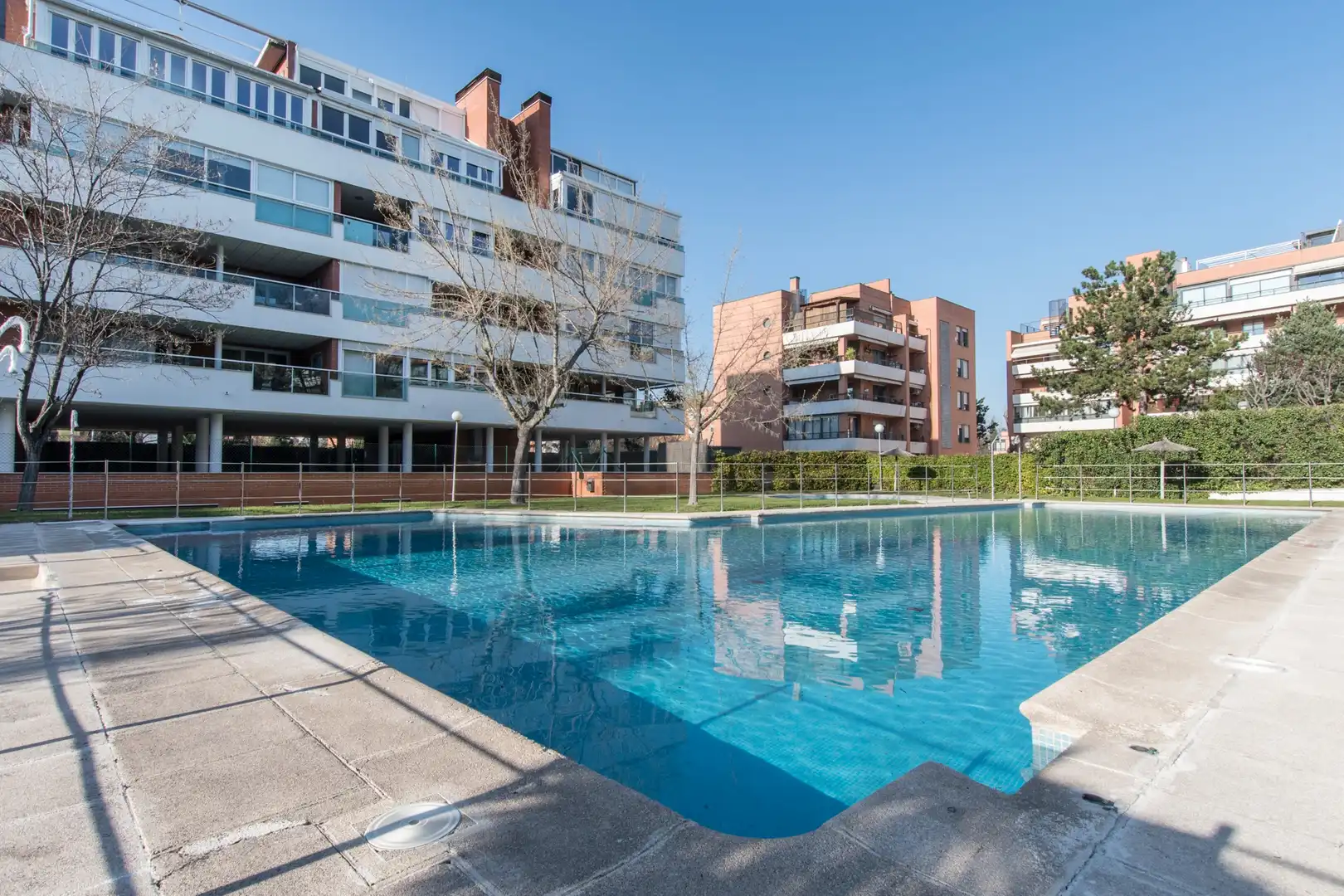 Piscina de Pis en venda en La Moraleja amb Aire condicionat, Calefacció i Jardí privat