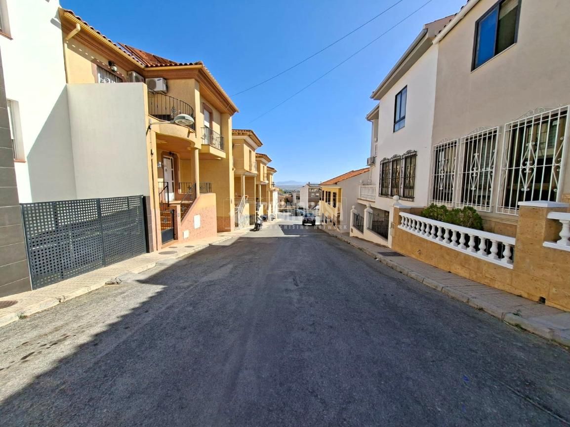 Vista exterior de Casa adosada en venta en Baza con Calefacción