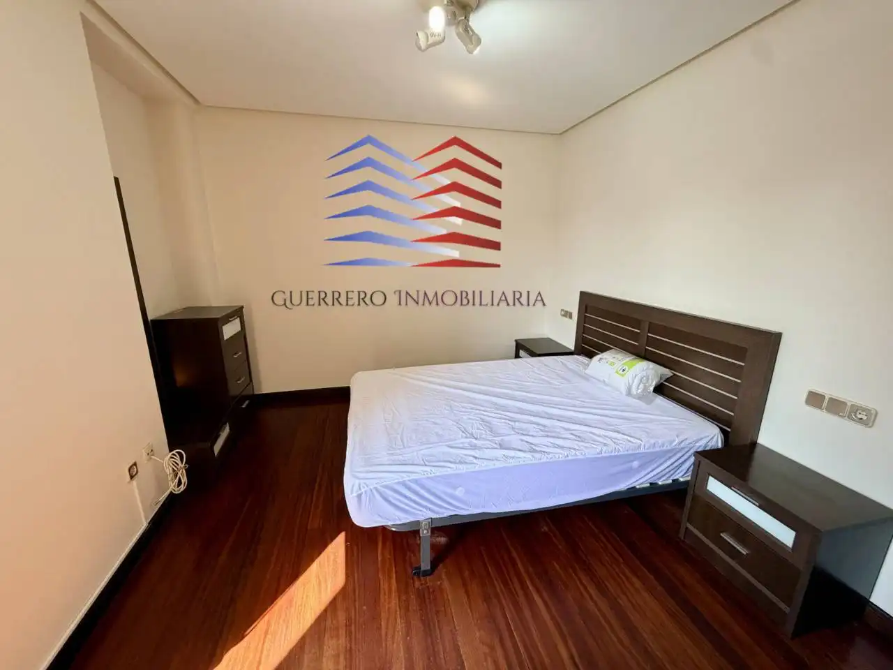 Schlafzimmer von Wohnungen zur Miete in Ourense Capital  mit Heizung, Parkett und Möbliert