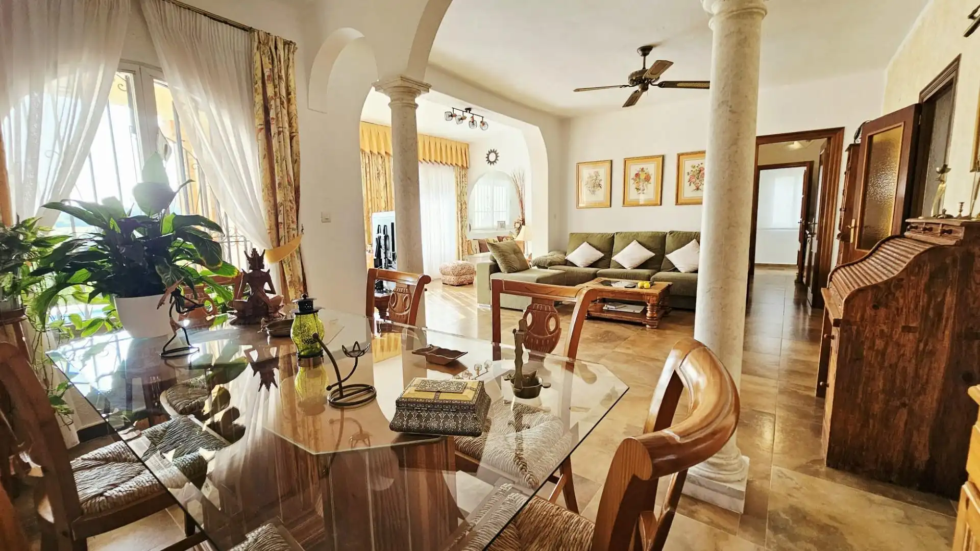 Sala de estar de Casa o chalet en venta en Marbella con Jardín privado, Terraza y Piscina comunitaria