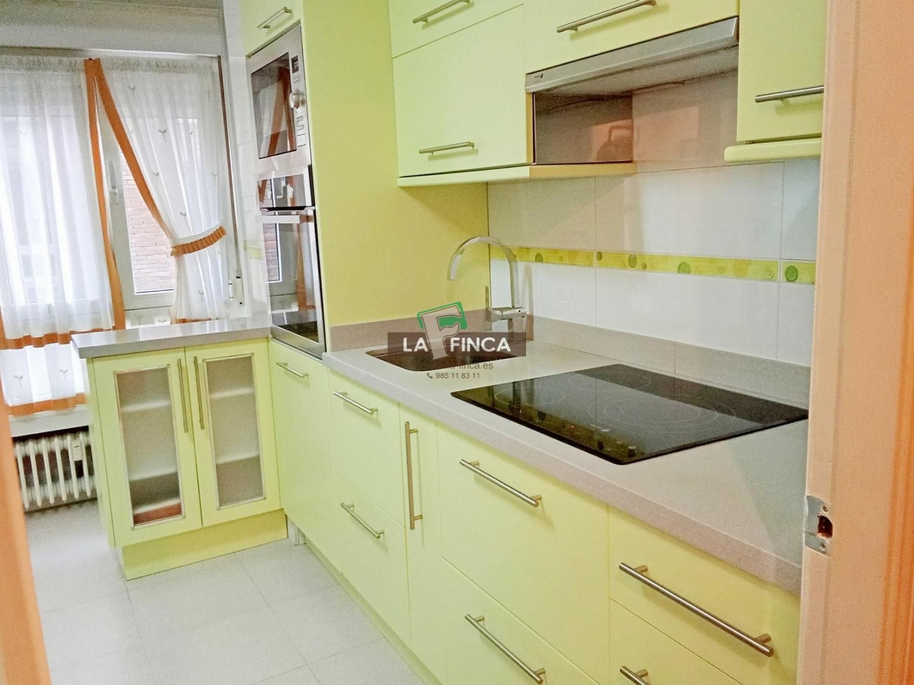 Cocina de Piso de alquiler en Oviedo  con Calefacción, Parquet y Amueblado