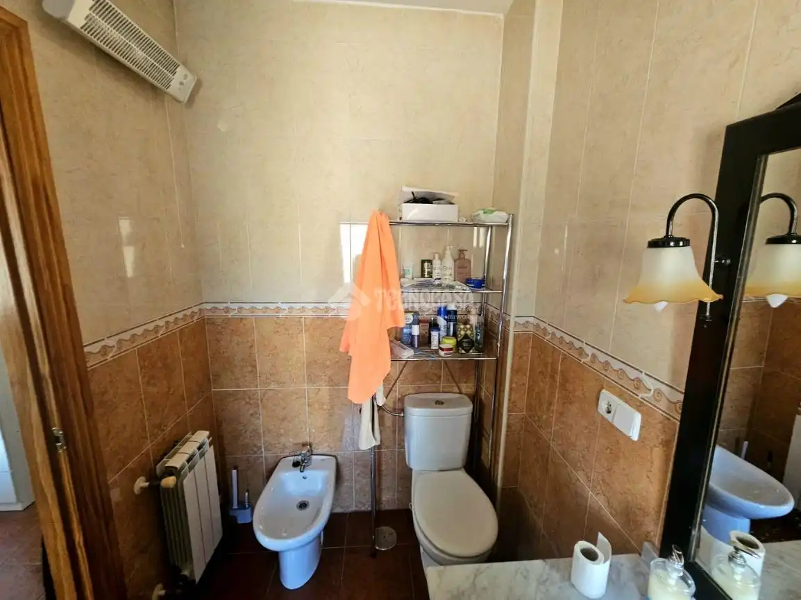 Badezimmer von Einfamilien-Reihenhaus zum Verkauf in Calera y Chozas mit Klimaanlage und Heizung