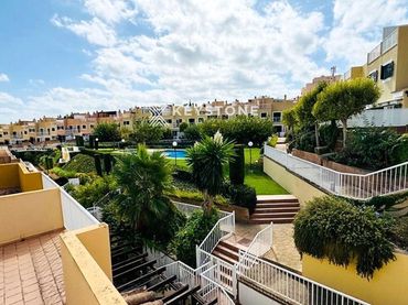 Adossat amb piscina en venda a GUATLERA