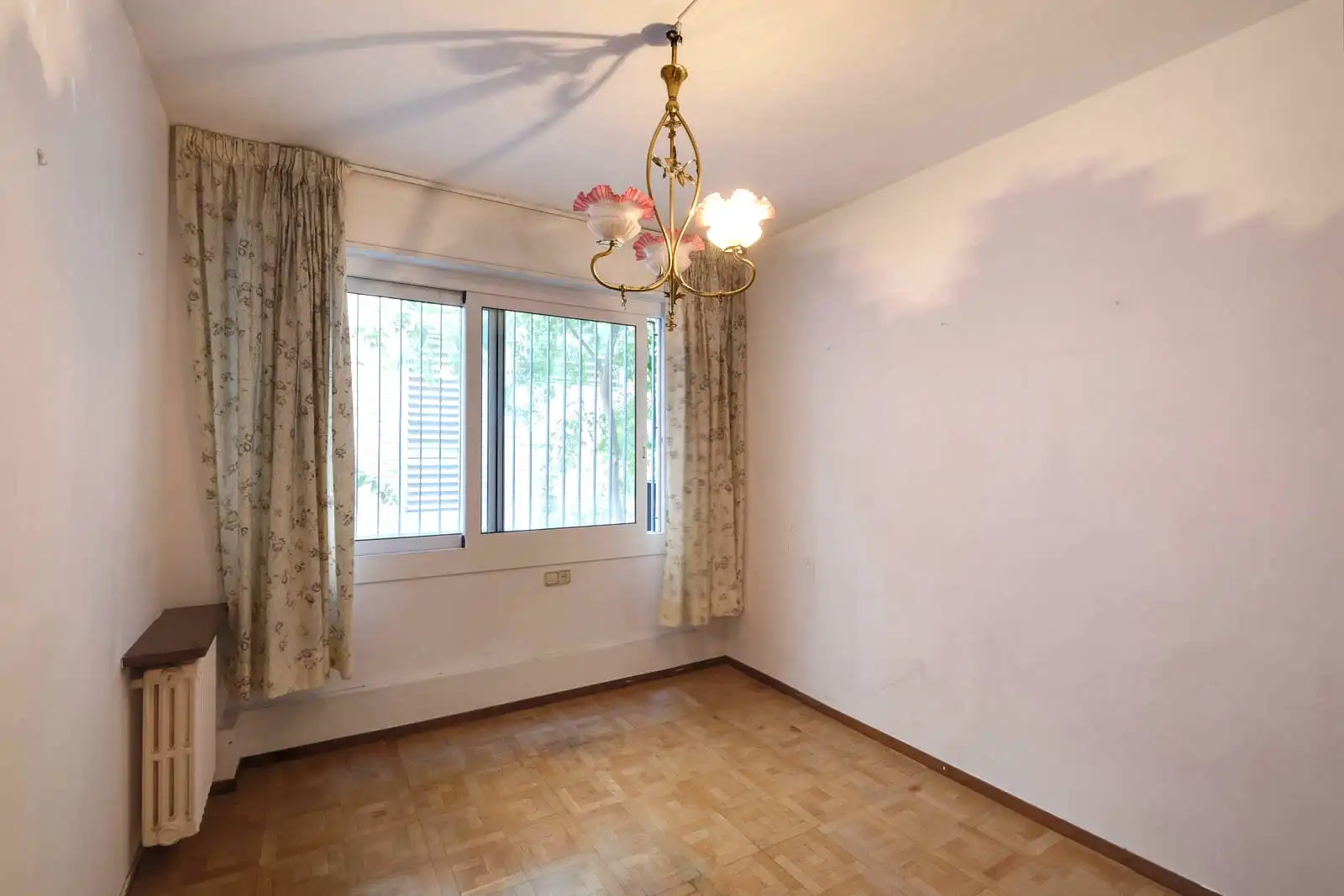 Schlafzimmer von Wohnung zum Verkauf in Barcelona mit Klimaanlage, Heizung und Ofen