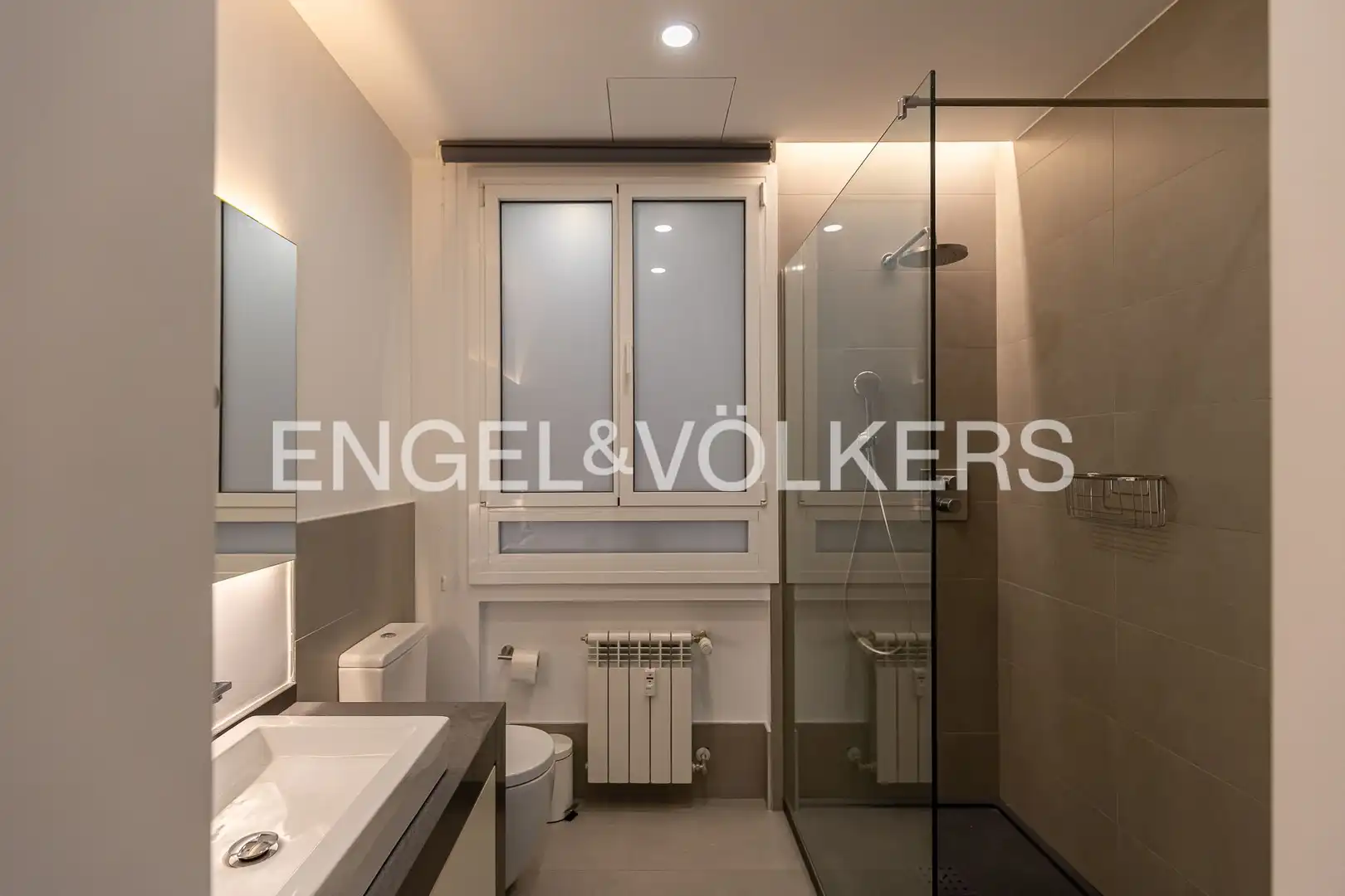 Badezimmer von Erdgeschoss zur Miete in Madrid mit Klimaanlage, Heizung und Parkett