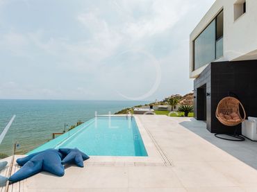 Detached house with balcony for sale in Calle la Farola