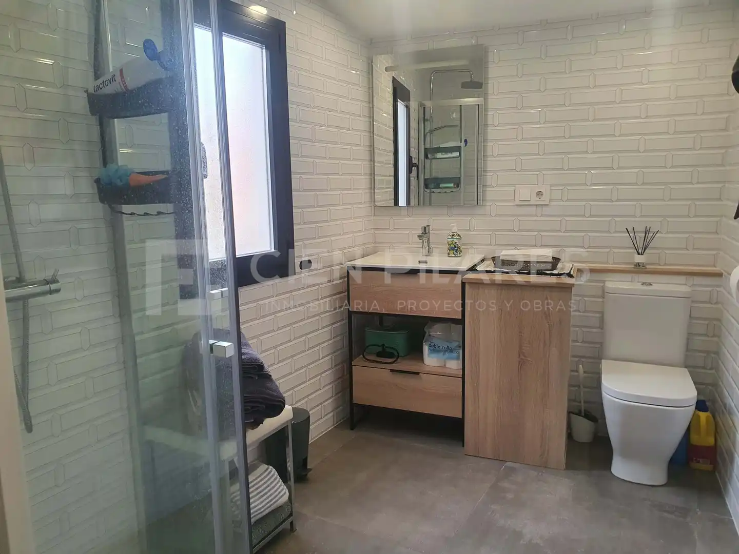 Bathroom of Study for sale in Arnedo  with Air Conditioner, Heating and Furnished