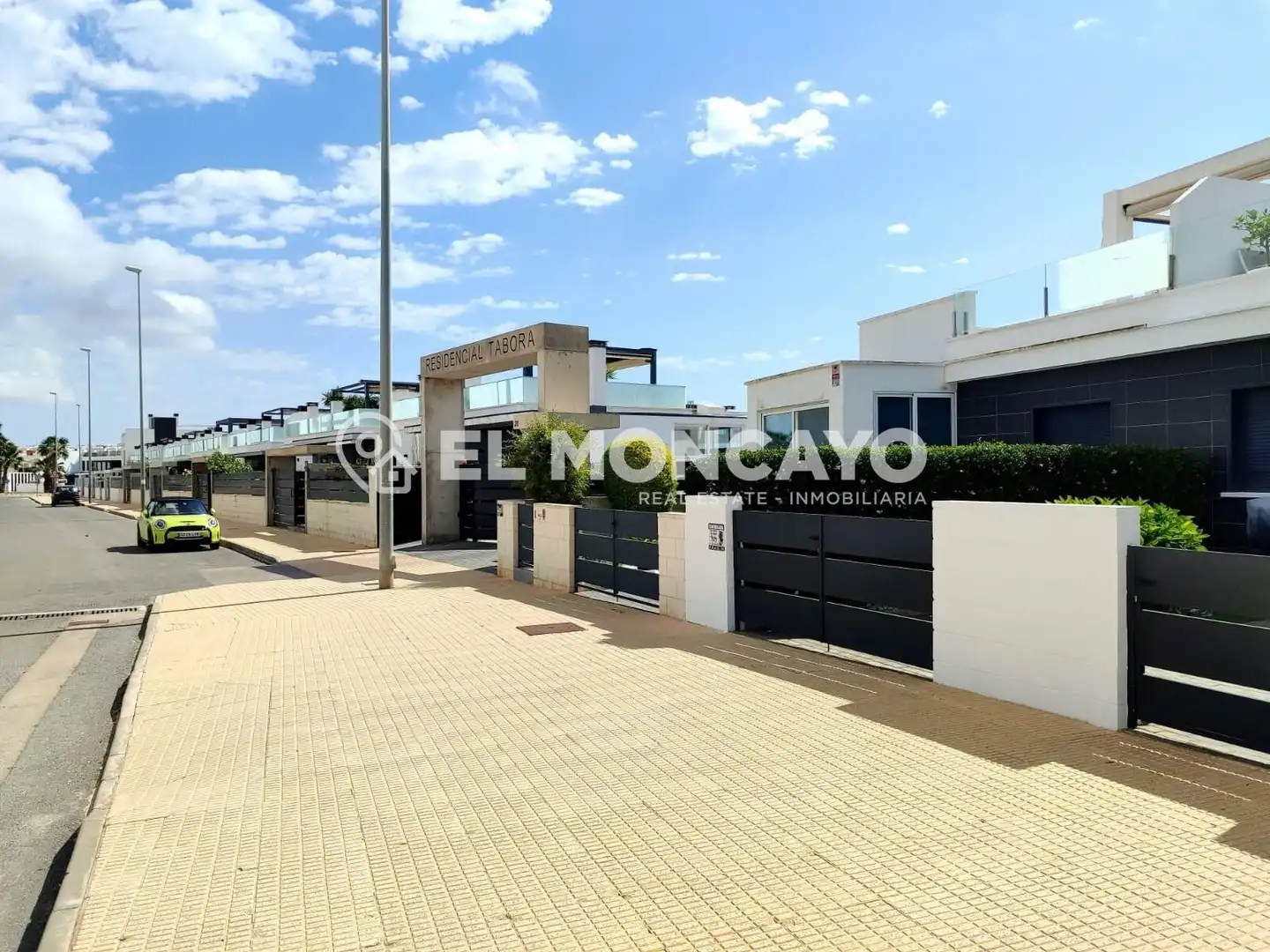 Vista exterior de Casa adosada en venda en Orihuela amb Aire condicionat, Calefacció i Jardí privat