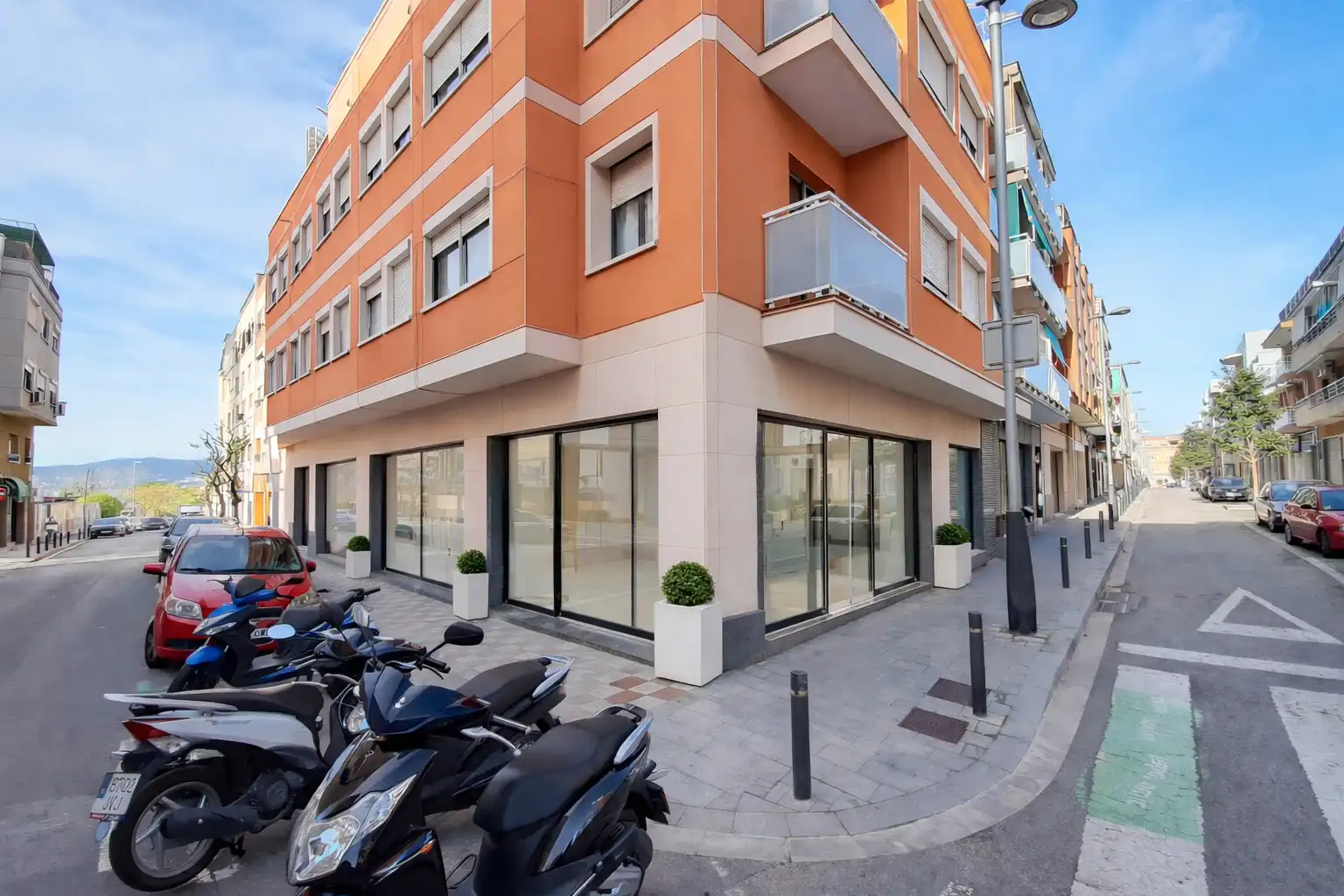 Vista exterior de Local en venda en Sant Joan Despí