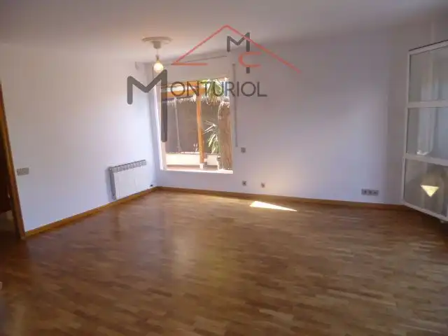 Sala d'estar de Casa adosada en venda en Sant Joan Despí amb Aire condicionat, Calefacció i Jardí privat