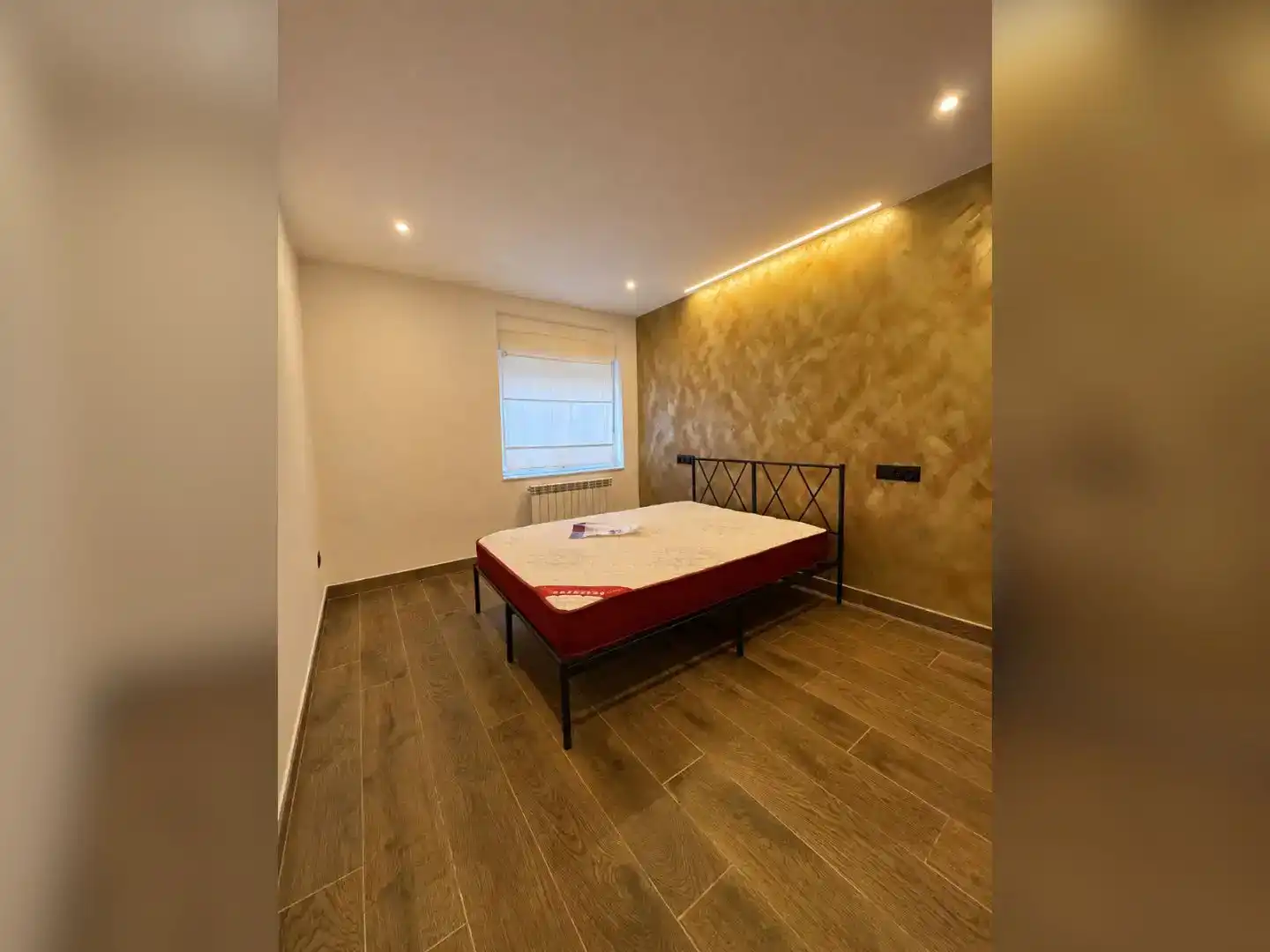 Dormitori de Pis per a compartir en Langreo amb Parquet i Moblat