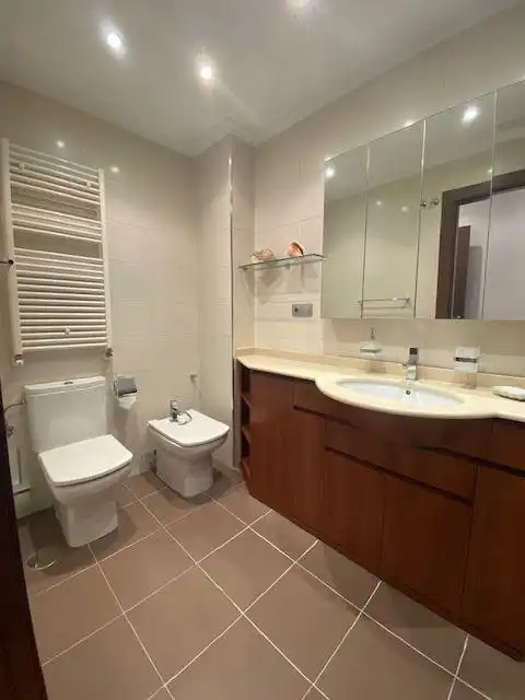 Baño de Piso en venta en Oviedo  con Calefacción