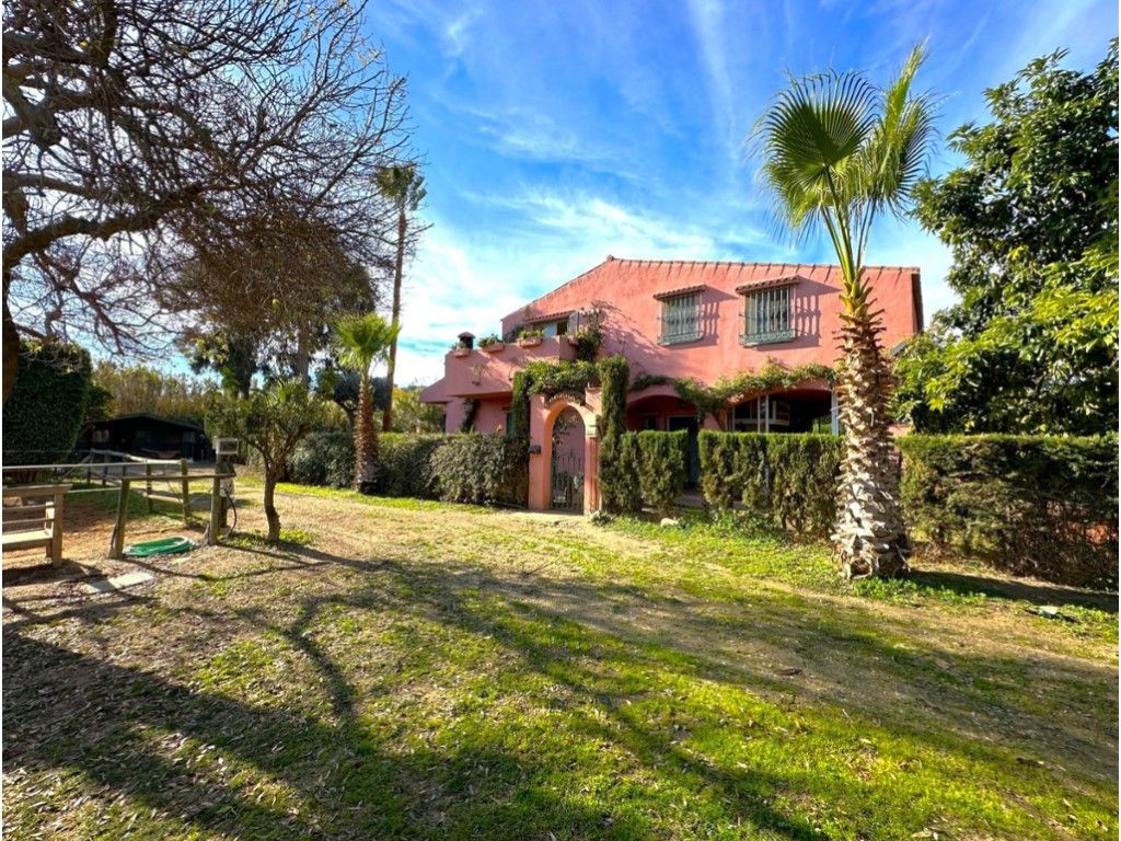 Vista exterior de Finca rústica en venda en Estepona amb Jardí privat, Terrassa i Traster