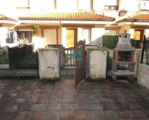 Vista exterior de Casa adosada en venda en Rasines amb Terrassa