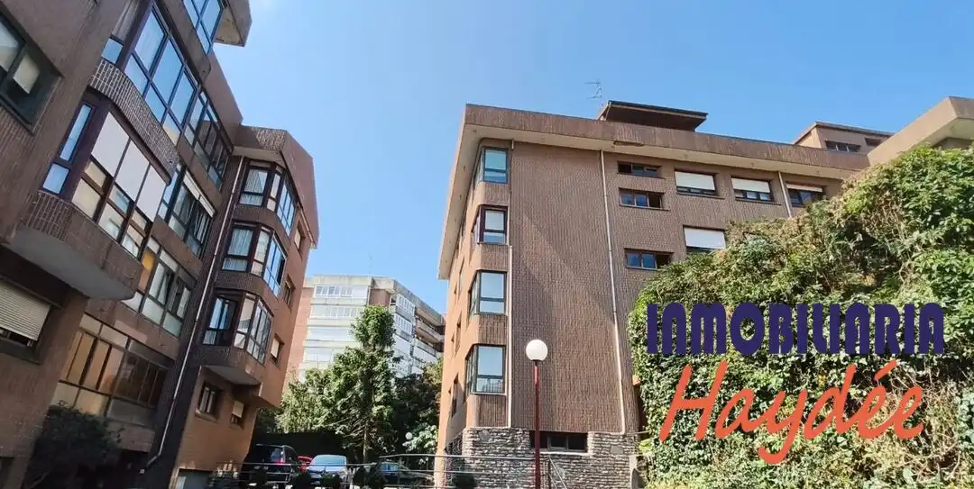 Außenansicht von Wohnung zum Verkauf in Getxo  mit Heizung, Privatgarten und Abstellraum