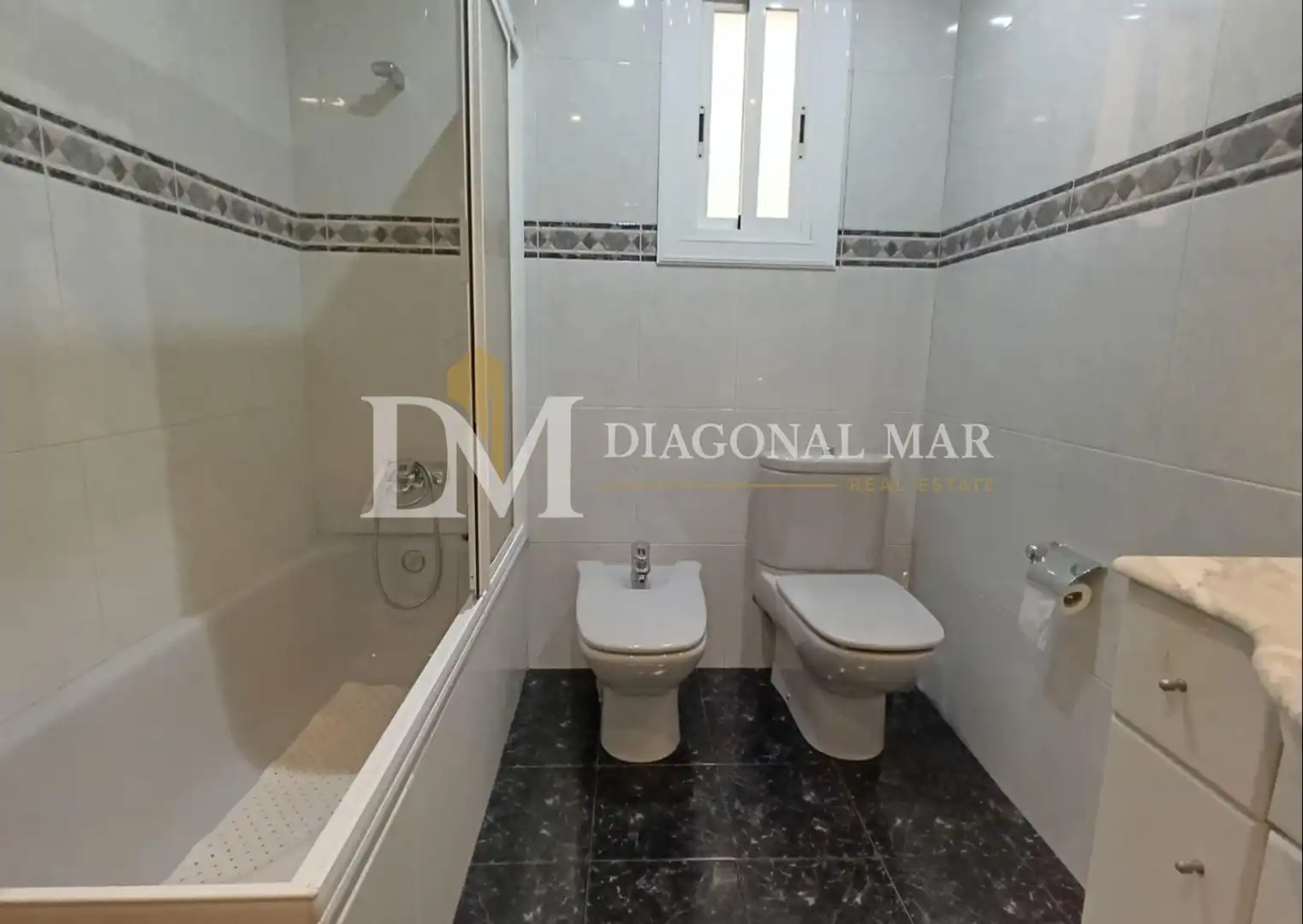 Badezimmer von Wohnung zum Verkauf in Barcelona mit Heizung, Abstellraum und Balkon