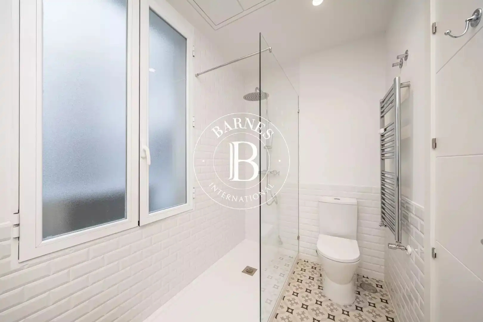 Badezimmer von Wohnung zur Miete in Madrid mit Klimaanlage, Heizung und Ofen