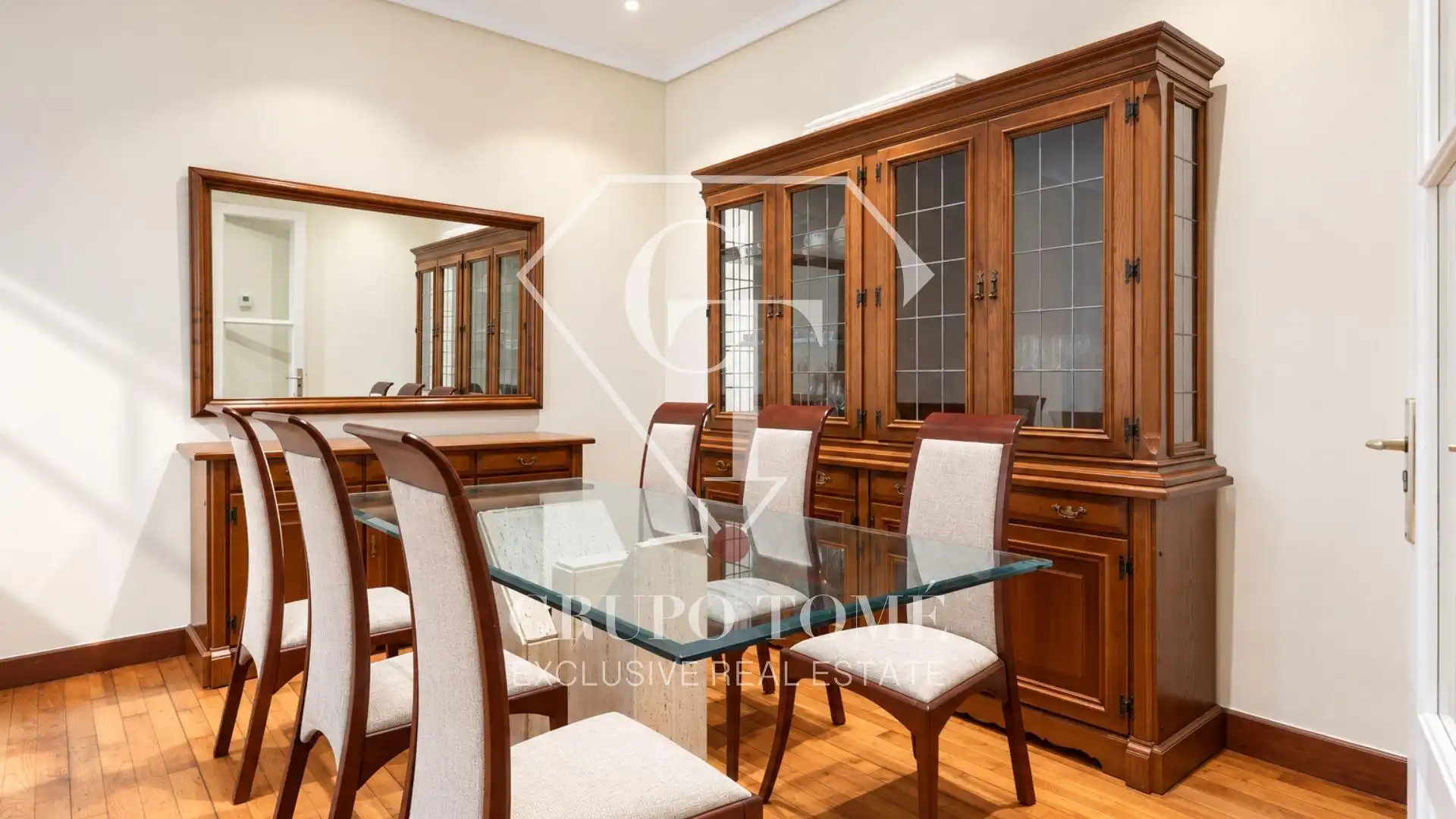 Comedor de Piso en venta en Donostia - San Sebastián  con Calefacción, Amueblado y Balcón