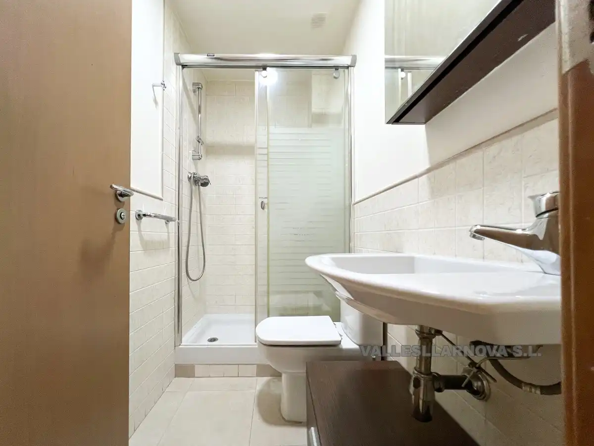 Badezimmer von Wohnung zum Verkauf in Mollet del Vallès mit Parkett