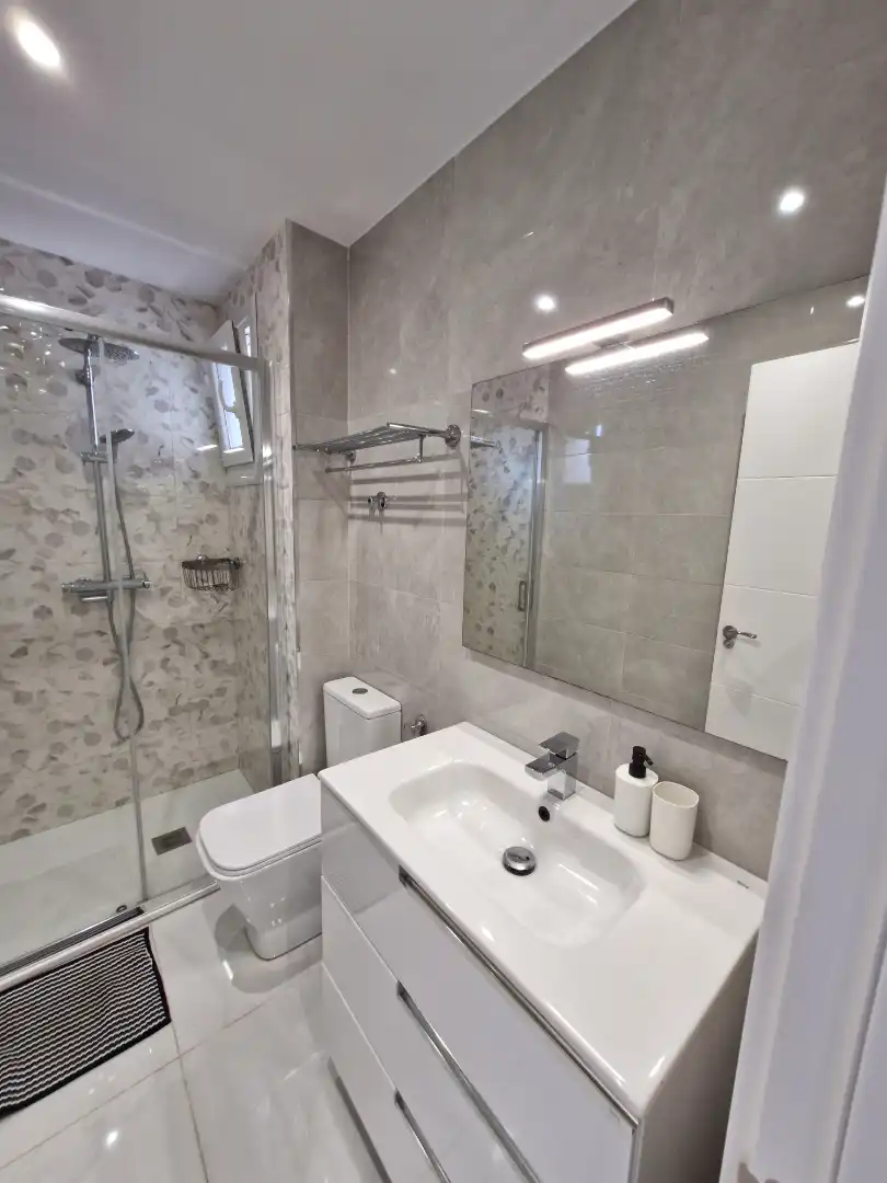 Bathroom of Flat for rent in Bilbao   with Heating, Furnished and Oven