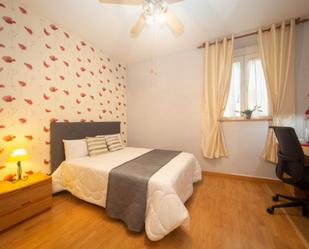 Dormitori de Apartament per a compartir en  Granada Capital amb Moblat, Forn i Rentadora