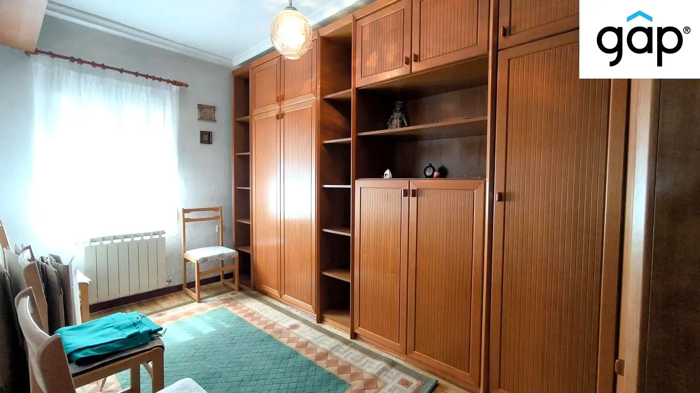 Schlafzimmer von Wohnung zum Verkauf in Cuenca mit Klimaanlage, Heizung und Parkett