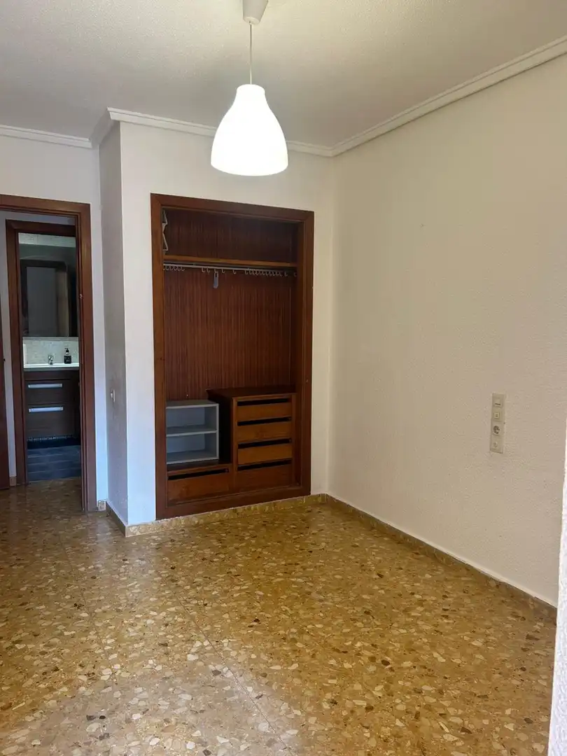 Habitación de Piso de alquiler en Valencia con Trastero y Amueblado