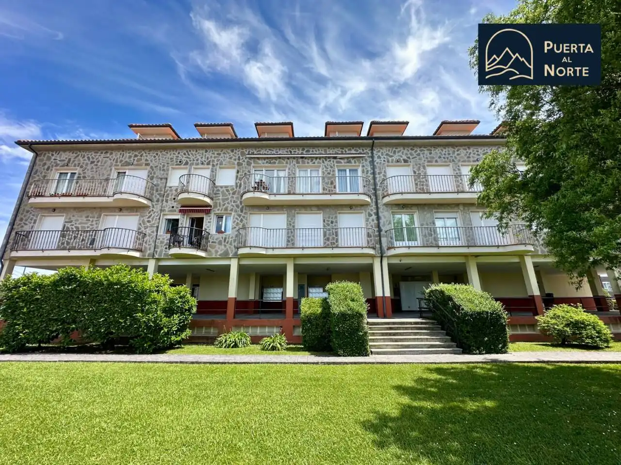 Vista exterior de Piso en venta en Suances con Calefacción, Amueblado y Balcón