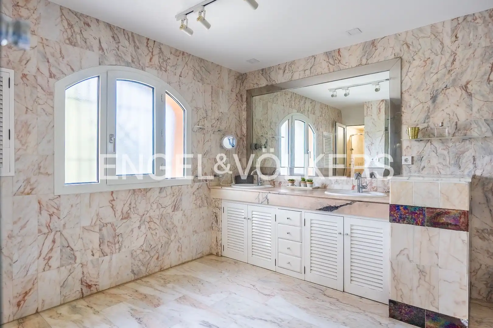 Baño de Casa o chalet en venta en Mairena del Aljarafe con Aire acondicionado, Calefacción y Jardín privado