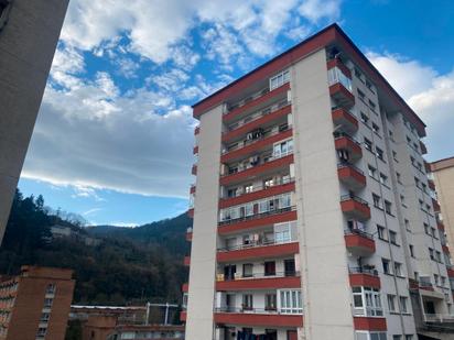 Vista exterior de Pis en venda en Eibar amb Moblat i Balcó