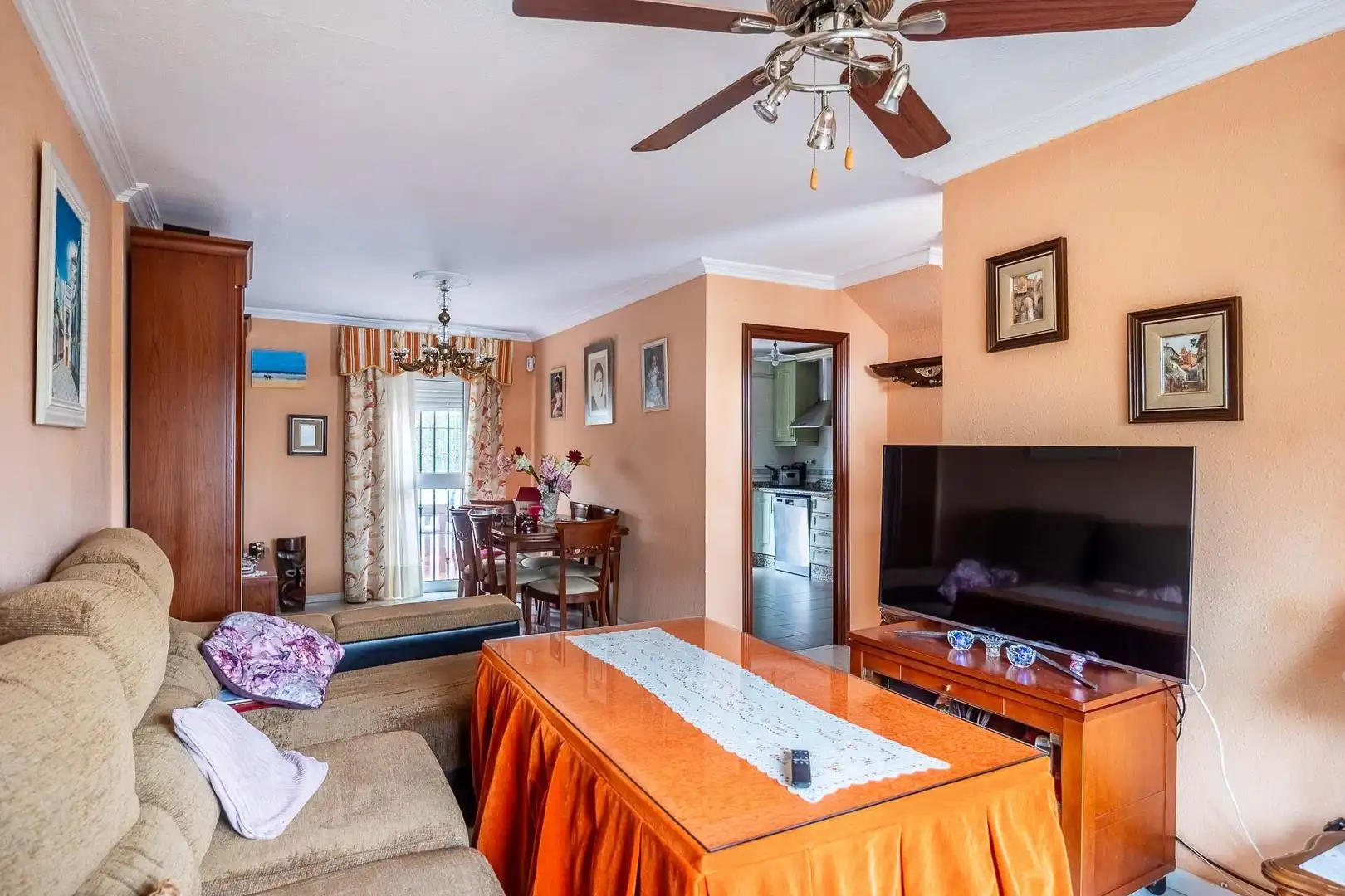 Sala d'estar de Casa adosada en venda en Dos Hermanas amb Aire condicionat, Jardí privat i Piscina comunitària