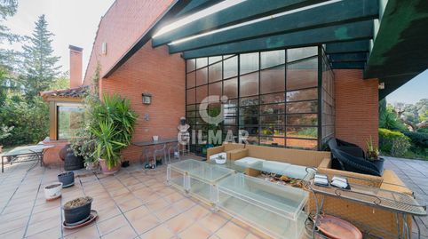 Se presenta una villa de estilo tradicional que se sitúa en una de las mejores parcelas de la urbanización. El chalet destaca por, image 3