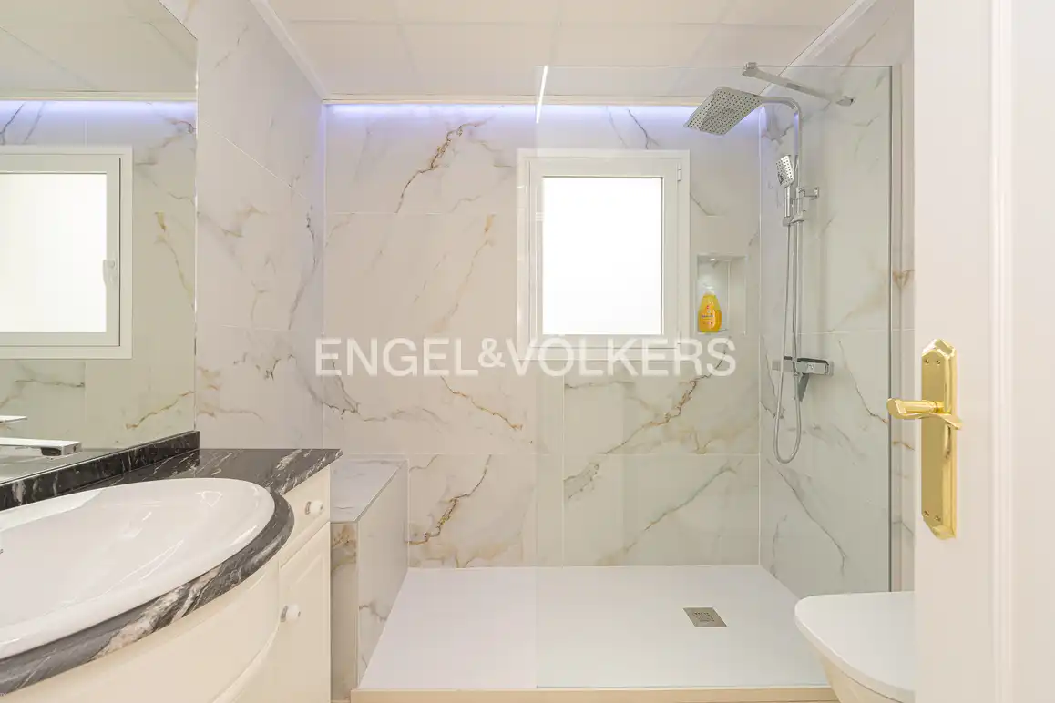 Badezimmer von Dachboden zum Verkauf in Benidorm mit Klimaanlage und Terrasse