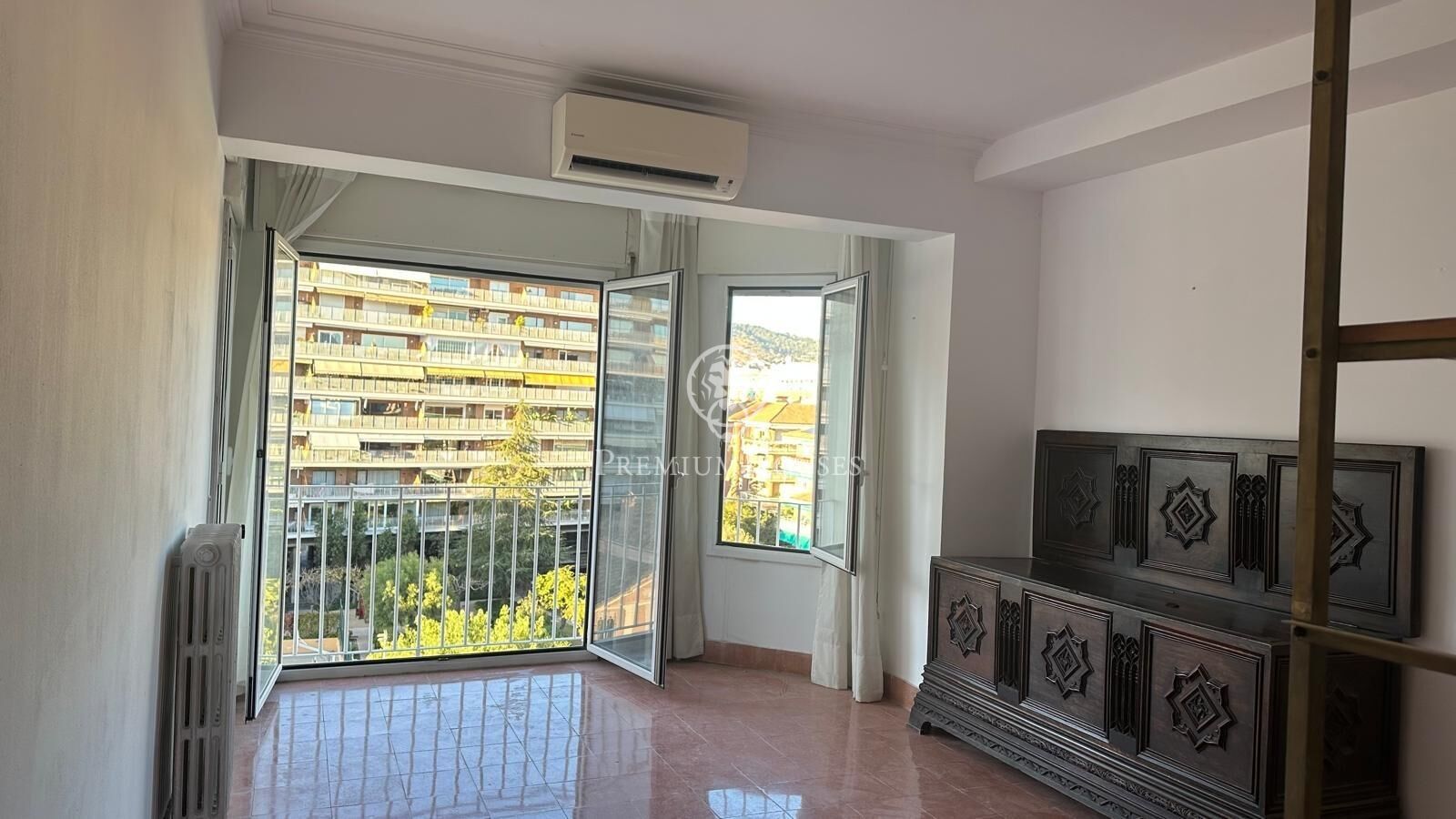Exterior view of Flat for sale in  Barcelona Capital  with Air Conditioner, Terrace and Storage room