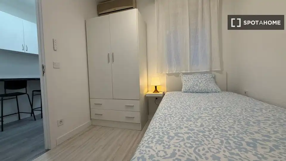 Bedroom of Flat for rent in Madrid  with Air Conditioner, Heating and Furnished