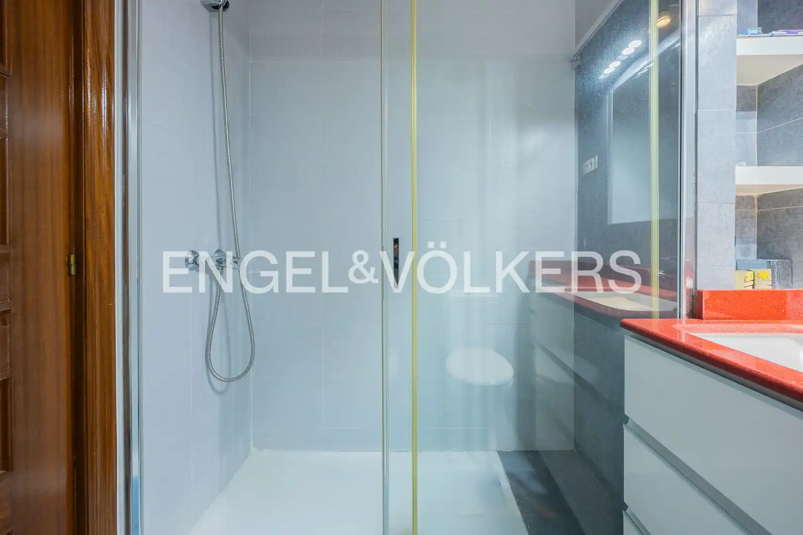 Badezimmer von Wohnung zum Verkauf in Bilbao  mit Heizung, Parkett und Balkon