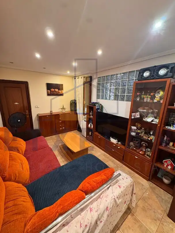 Sala d'estar de Pis en venda en Basauri  amb Traster i Moblat