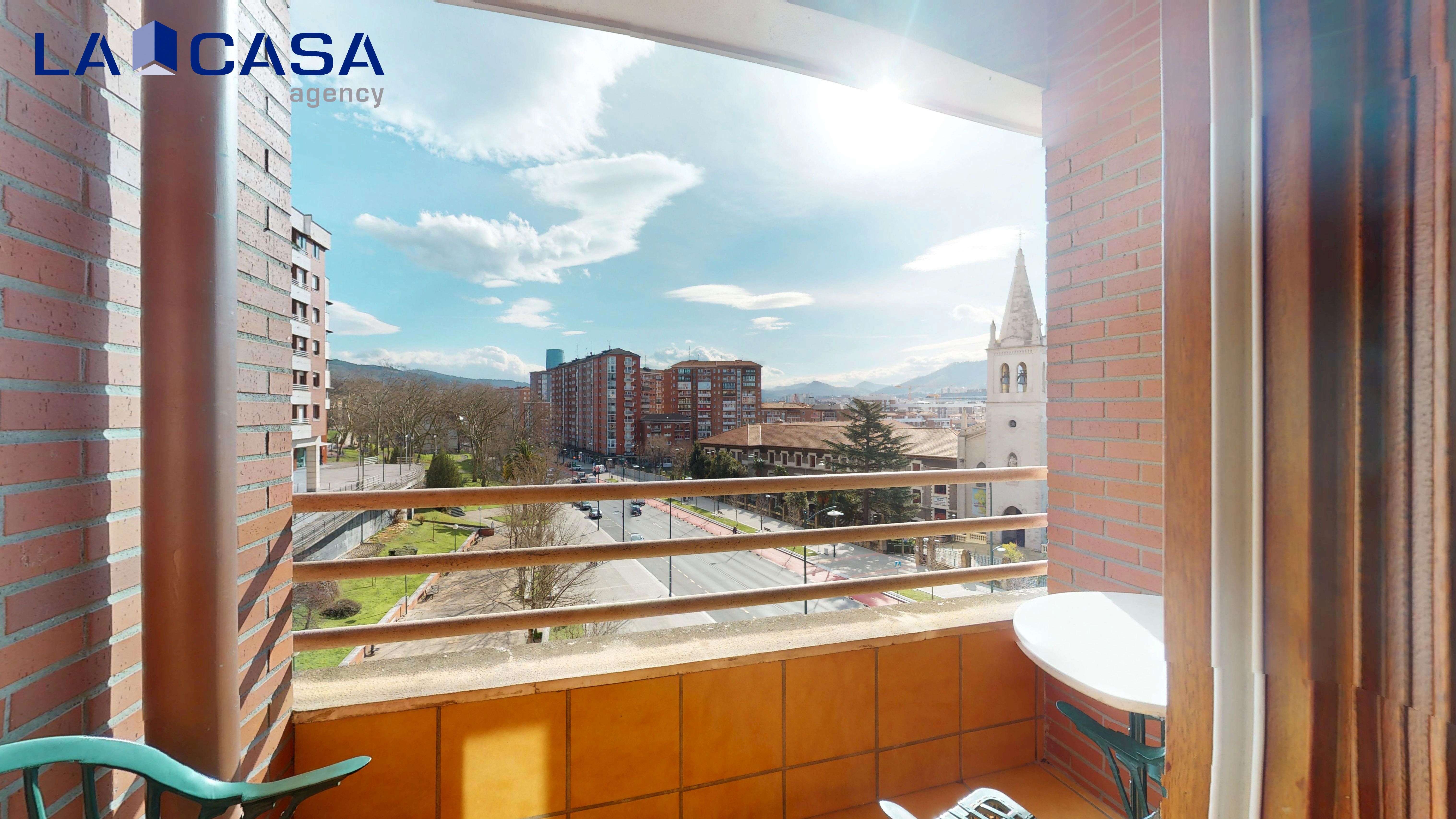 Vista exterior de Pis en venda en Bilbao  amb Traster i Balcó