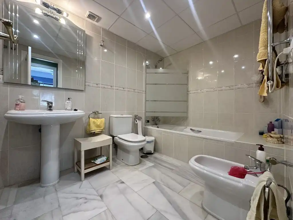 Badezimmer von Erdgeschoss zum Verkauf in Mijas mit Klimaanlage, Terrasse und Möbliert
